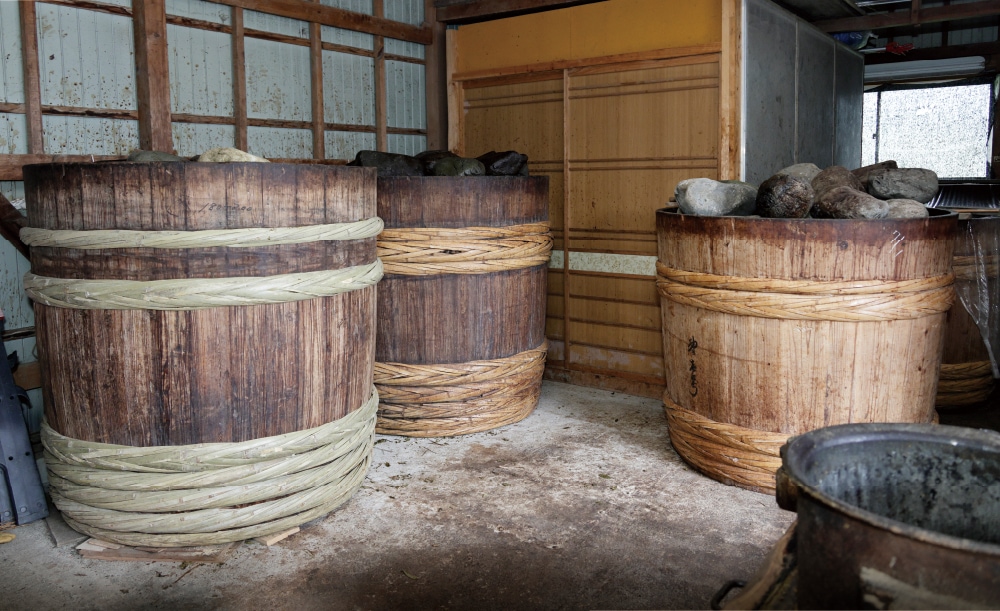 揉まれた茶葉は、茹で汁とともに木桶に漬けこんで10日から14日ほどかけて発酵させる。
